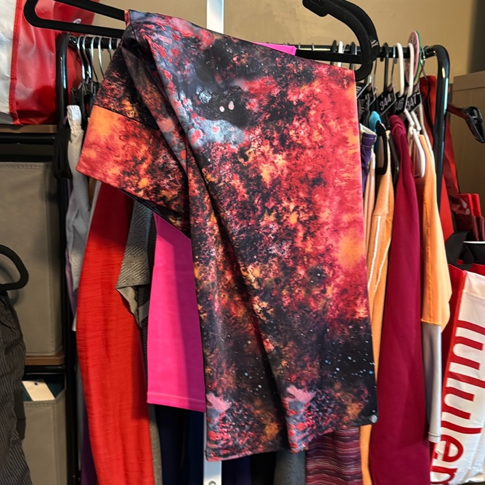 Onzie 21” Crop Leggings Sz S/M Galaxy Black Pink Orange